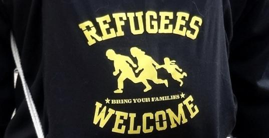 Rucksack mit Aufdruck "refugees welcome"