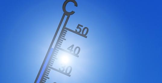 Thermometer mit 38 Grad Celsius Anzeige im Sommer